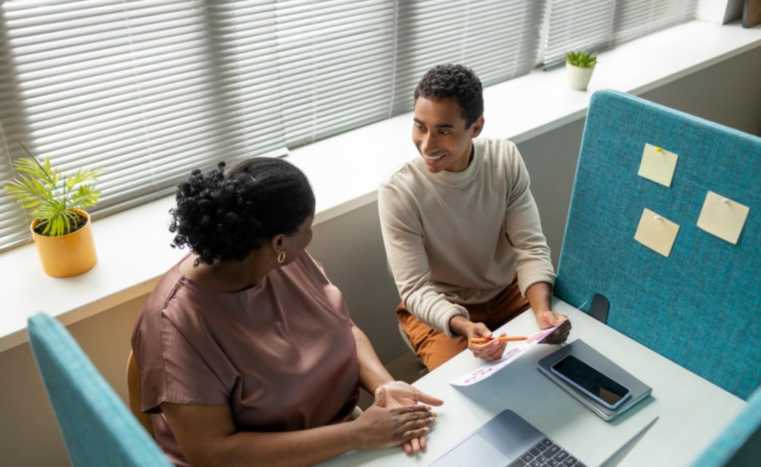 Consultant financier expliquant les bases du budget familial
